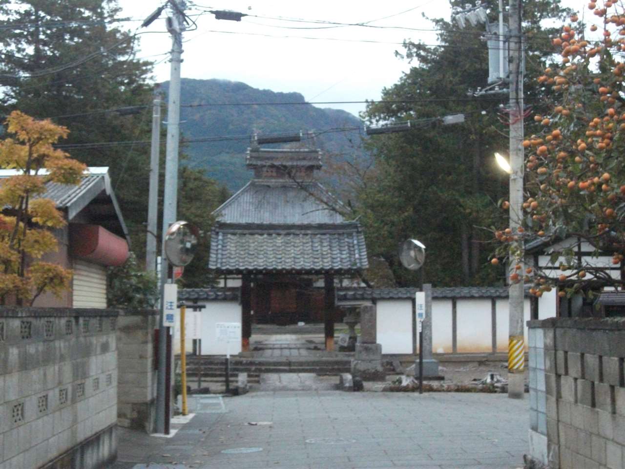 【1】長国寺の総門前。石段3段があるので両脇の駐車場に迂回する。 長国寺_1.jpg