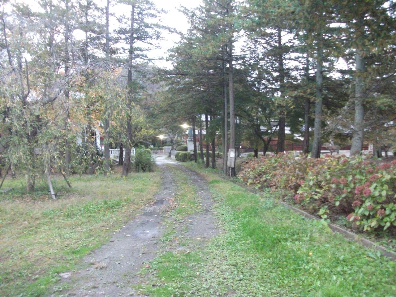 【2】総門脇の駐車場の奥に砕石敷きの車道があり、これを抜けると境内に至る。 長国寺_2.jpg