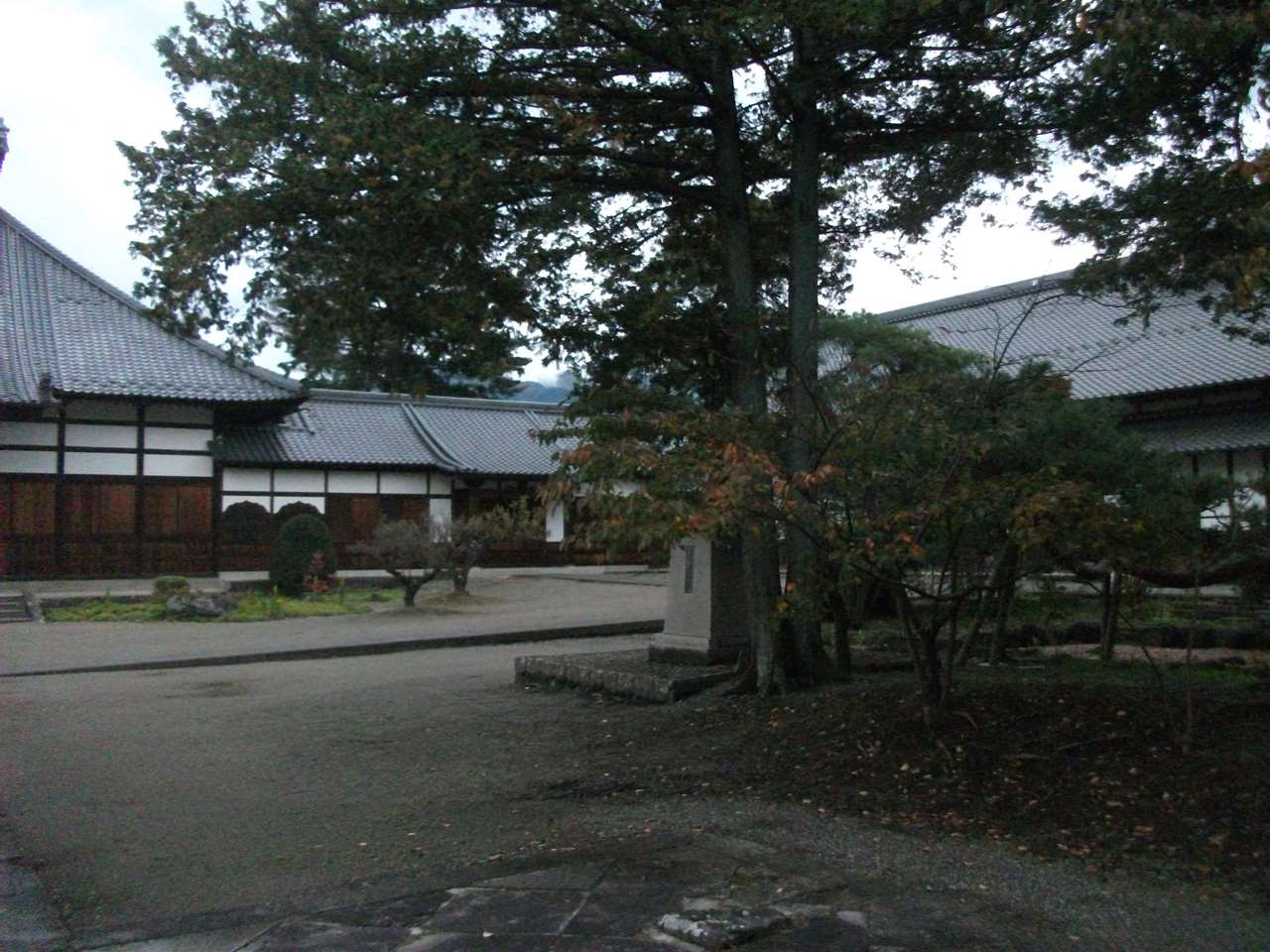 【3】境内は平坦で参道部分はコンクリート又は石畳で舗装されている。 長国寺_3.jpg