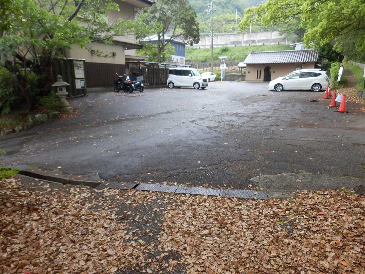 【2】公道沿いの鈴木屋敷駐車場向かいの入口から藤白神社の舗装された無料駐車場に入る。 藤白神社-2.jpg