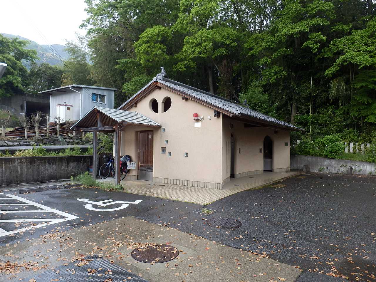 【3】駐車場奥にはトイレ棟と身障者用駐車区画があり、多機能トイレも設置されている。 藤白神社-3.jpg