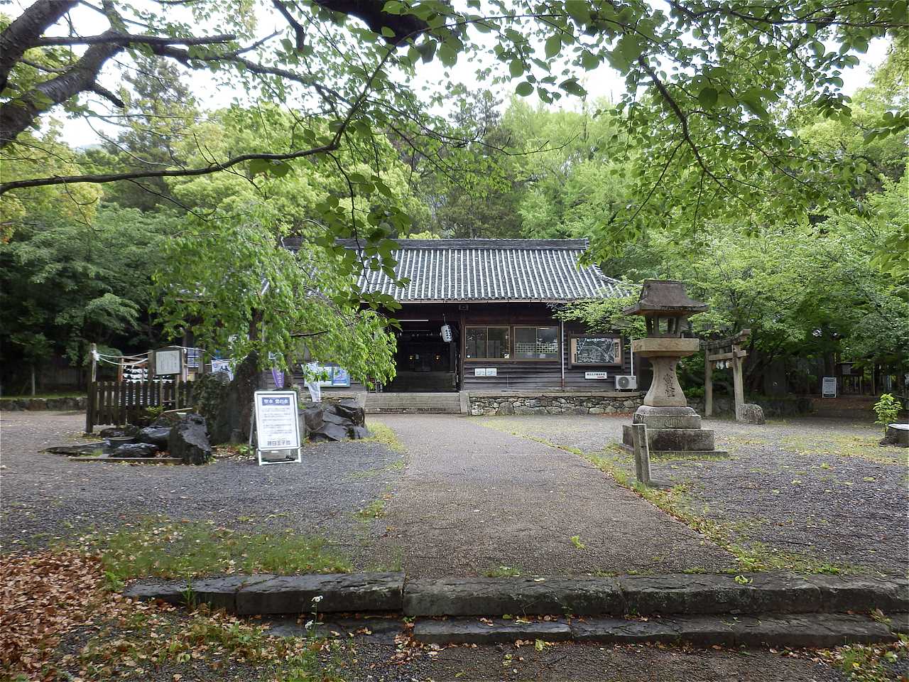 【6】藤白神社の境内はおおむね平坦だが、割拝殿形式の社務所中央を通る参道に階段がある。 藤白神社-6.jpg
