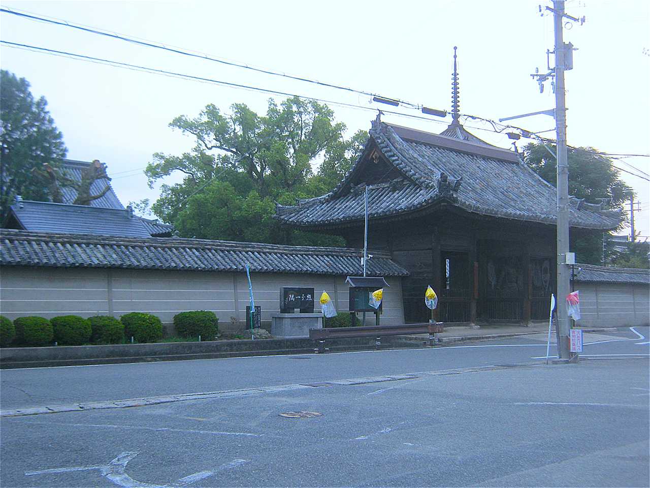 【1】斑鳩寺の仁王門前には舗装された無料の参拝者駐車場がある。 斑鳩寺-1.jpg