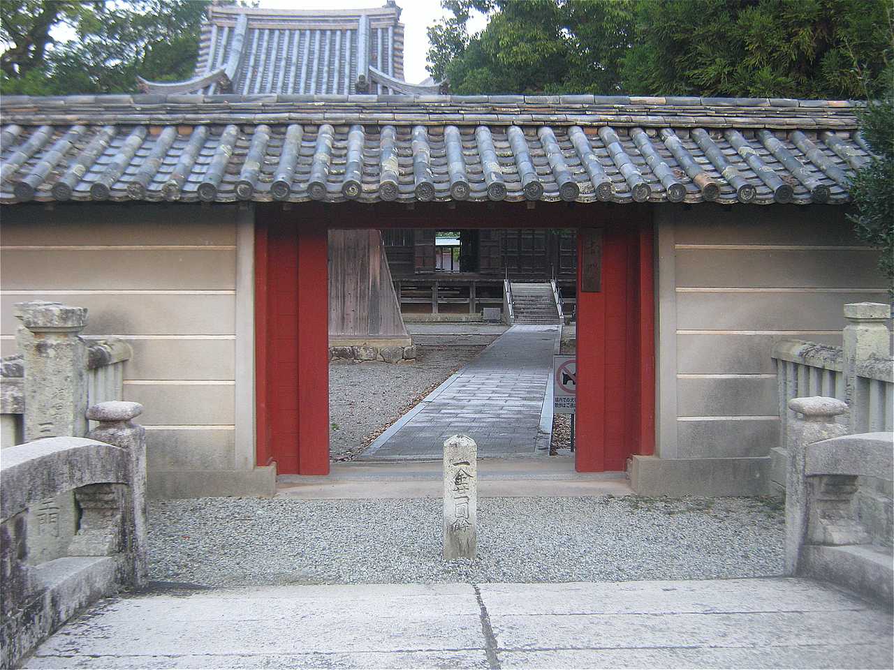 【4】仁王門のほか赤門(東門)などからも境内に入れるが、同様に太鼓橋を渡り門の段差を越える必要がある。 斑鳩寺-4.jpg