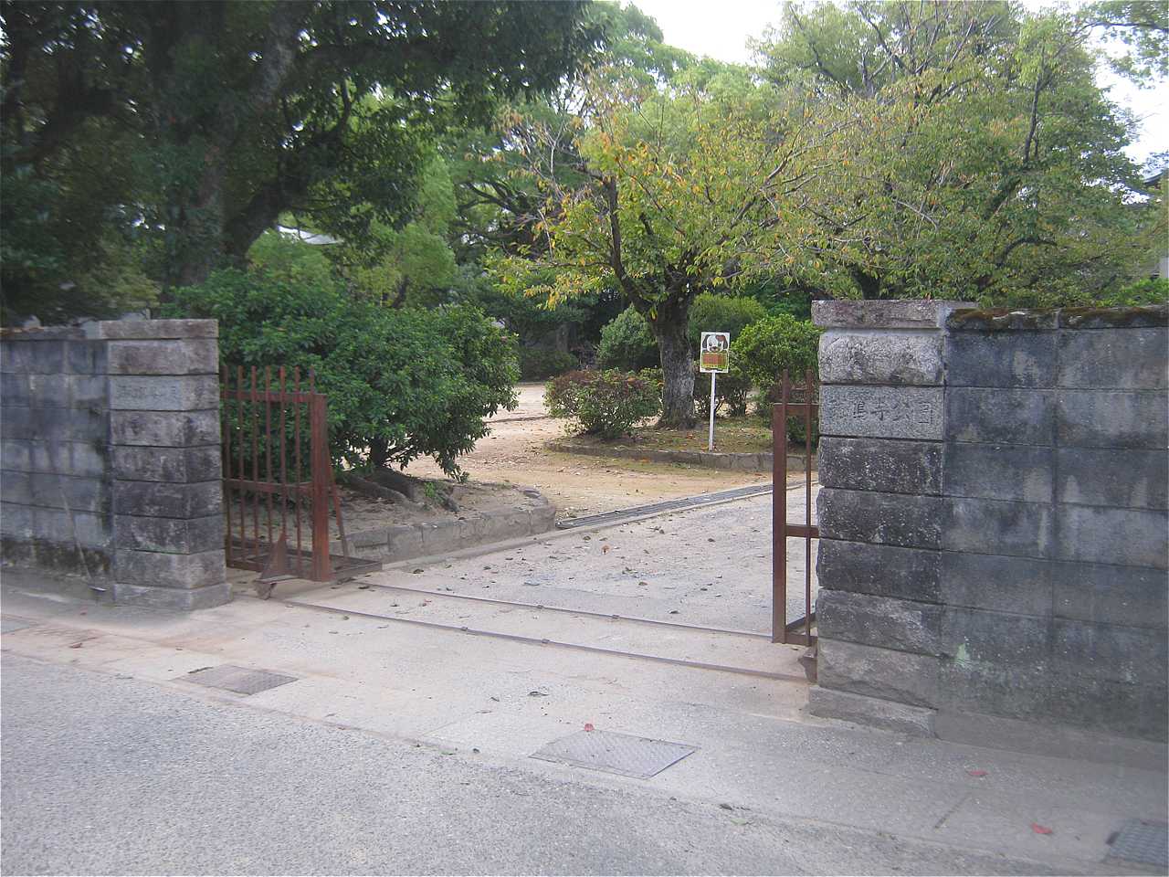【5】北側の斑鳩寺公園に迂回すると、奥で斑鳩寺境内に接続する別の入口がある。 斑鳩寺-5.jpg
