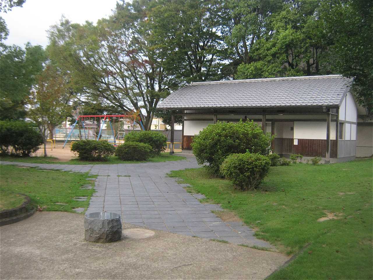 【6】斑鳩寺公園内にはトイレ棟があり、身障者用トイレを併設している。 斑鳩寺-6.jpg