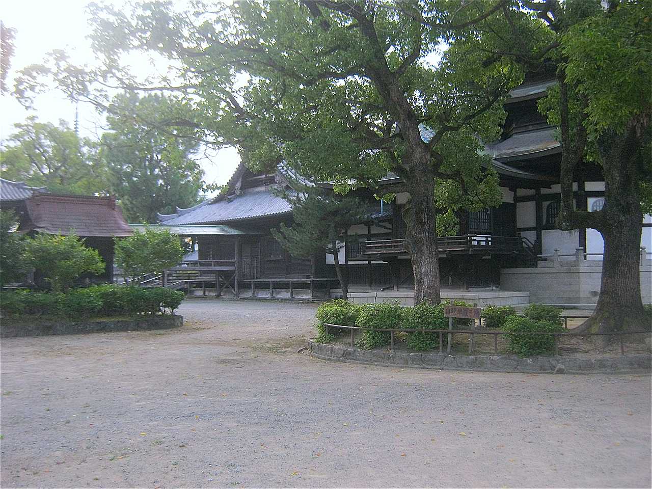 【7】公園奥には「駐車場」「自転車置き場」の看板が立つ未舗装の広場があり、天神社と聖徳殿の間から段差なく境内に入れる。 斑鳩寺-7.jpg