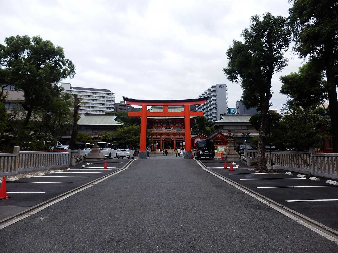 【1】生田神社の楼門前までの表参道はアスファルトで舗装され、周囲も駐車場のため平坦である。 生田神社-1.jpg