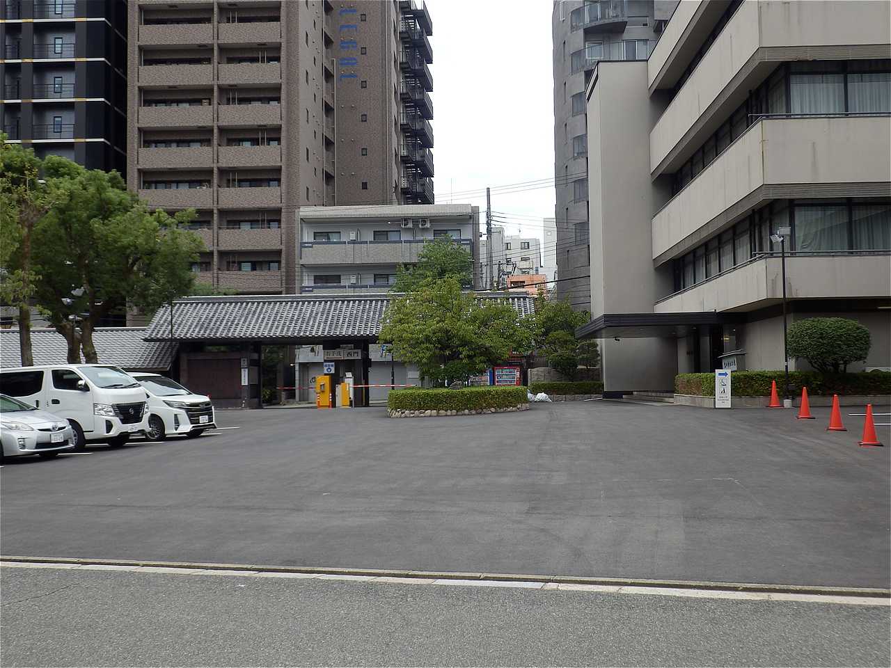 【2】車両は西門のゲートから境内駐車場に入れるが一方通行規制に注意。西門の脇はトイレ棟で身障者用トイレを併設する。 生田神社-2.jpg