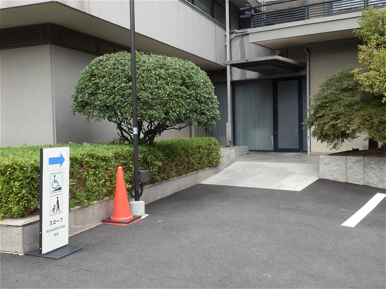 【4】生田神社会館前の駐車場にも「スロープ」看板があるので、車椅子はスロープを通って移動する。 生田神社-4.jpg