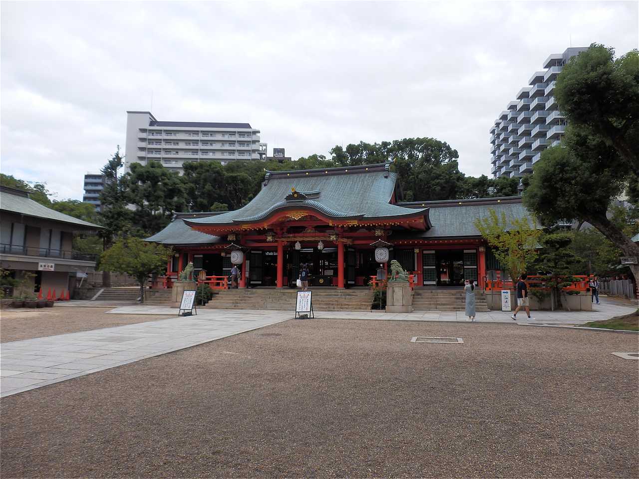 【6】生田神社の拝殿前。参道は石畳で舗装され周囲も平坦だが、拝殿の入口は階段となっている。階段手前に「スロープ」看板がある。 生田神社-6.jpg