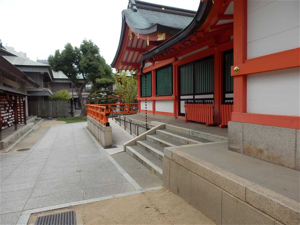 【7】看板に従い拝殿右側の通路を通り裏手に回ると、拝殿の上まで移動できるスロープがある。 生田神社-7.jpg