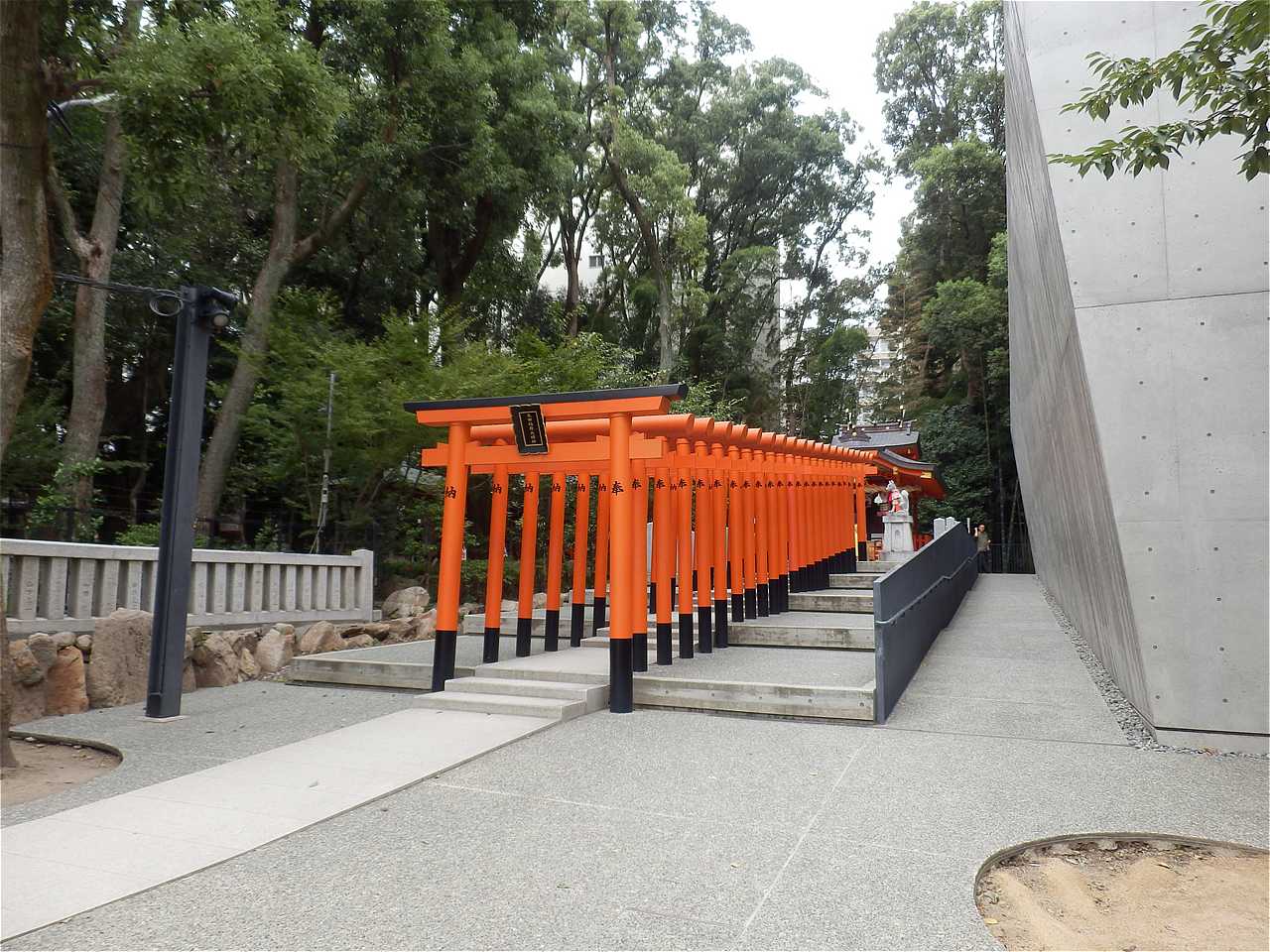 【8】同様に稲荷神社の正面も階段だが、右脇にスロープがあり階段を迂回できる。ただし、東門は石段があり車椅子は移動不可。 生田神社-8.jpg