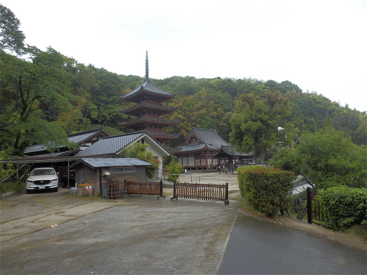 【4】坂を登ると石段上の境内に出る。境内は平坦で玉砂利が敷かれ、スロープの付いたトイレ棟(車椅子用ではない)も見える。 明王院_4.jpg