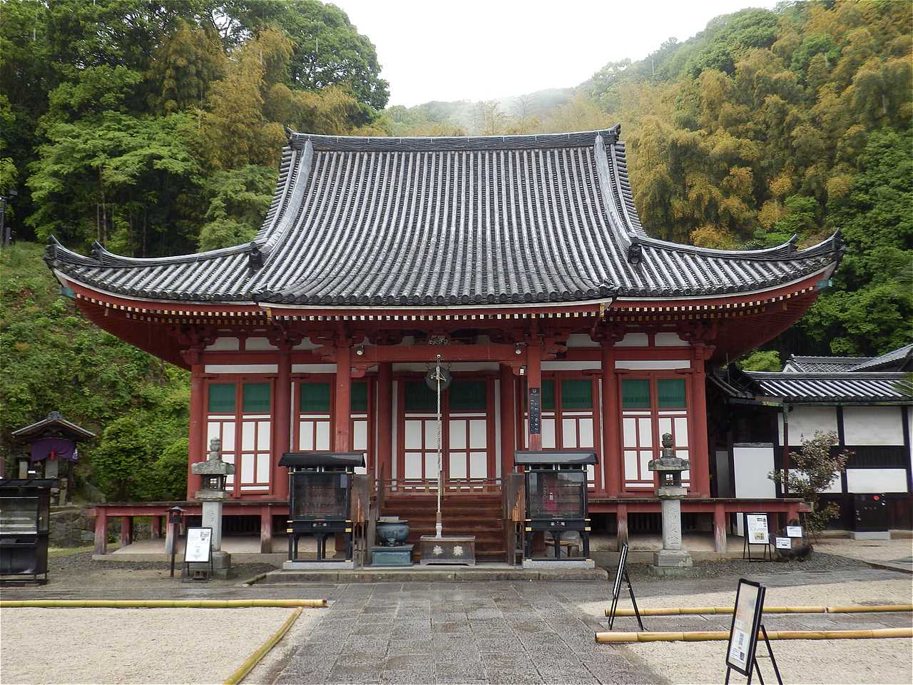 【5】明王院の本堂前。参道部分には平坦な石畳が敷かれ、周囲より1段高い場所に賽銭箱がある。 明王院_5.jpg